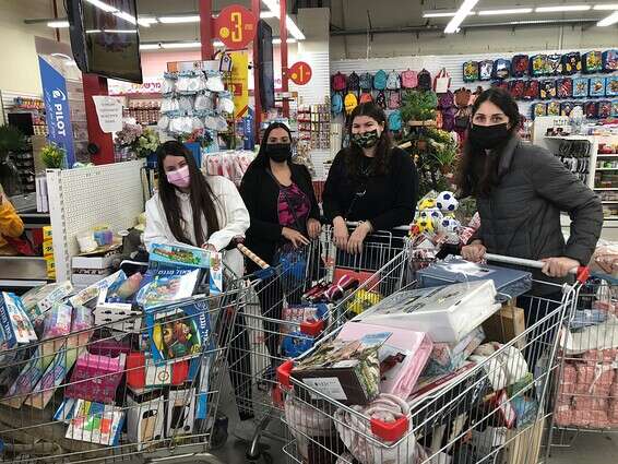 רוכשים מתנות לילדים // צילום: באדיבות ברוך בן יגאל